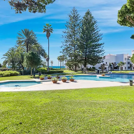 Vista Mar Y Piscina En Puerto Banus Marbella